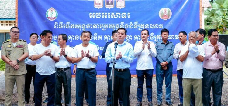 លោកសាស្រ្តាចារ្យជំ.ប៉ែន ម៉ារឌី នាយកសាលាមធ្យមសិក្សាសុខាភិបាលភូមិភាគកំពង់ចាម បានអញ្ជើញចុះអមដំណើរឯកឧត្តមអ៊ុន ចាន់ដា អភិបាលនៃគណៈអភិបាលខេត្តកំពង់ចាម ដើម្បីចូលរួមអបអរសាទរក្នុងពិធីបើកយុទ្ធនាការប្រយុទ្ធនឹងជំងឺគ្រុនឈាមនៅស្រុកចំការលើខេត្តកំពង់ចាម លោកសាស្រ្តាចារ្យជំ.ប៉ែន ម៉ារឌី នាយកសាលាមធ្យមសិក្សាសុខាភិបាលភូមិភាគកំពង់ចាម បានអញ្ជើញចុះអមដំណើរឯកឧត្តមអ៊ុន ចាន់ដា អភិបាលនៃគណៈអភិបាលខេត្តកំពង់ចាម ដើម្បីចូលរួមអបអរសាទរក្នុងពិធីបើកយុទ្ធនាការប្រយុទ្ធនឹងជំងឺគ្រុនឈាមនៅស្រុកចំការលើខេត្តកំពង់ចាម